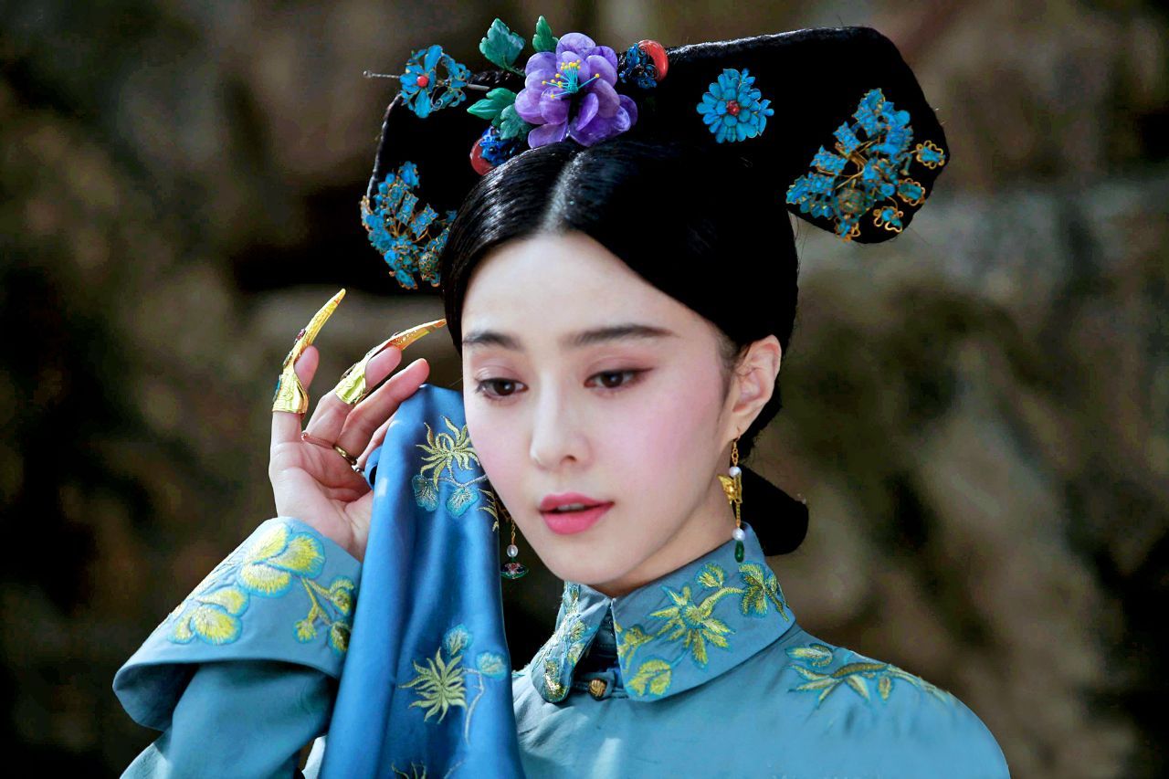 《宫心计》剧组演员拍戏有多难(妆要自己补杨怡牛仔裤都跪烂了)