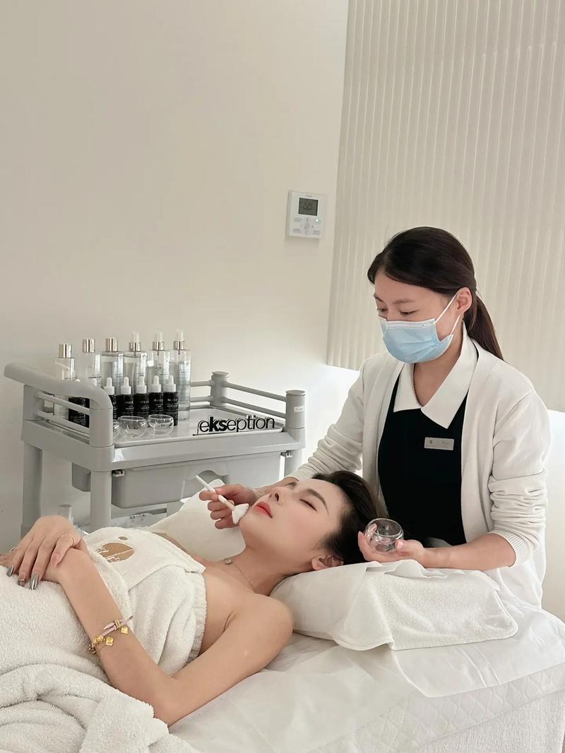 邓丽君和成龙什么关系